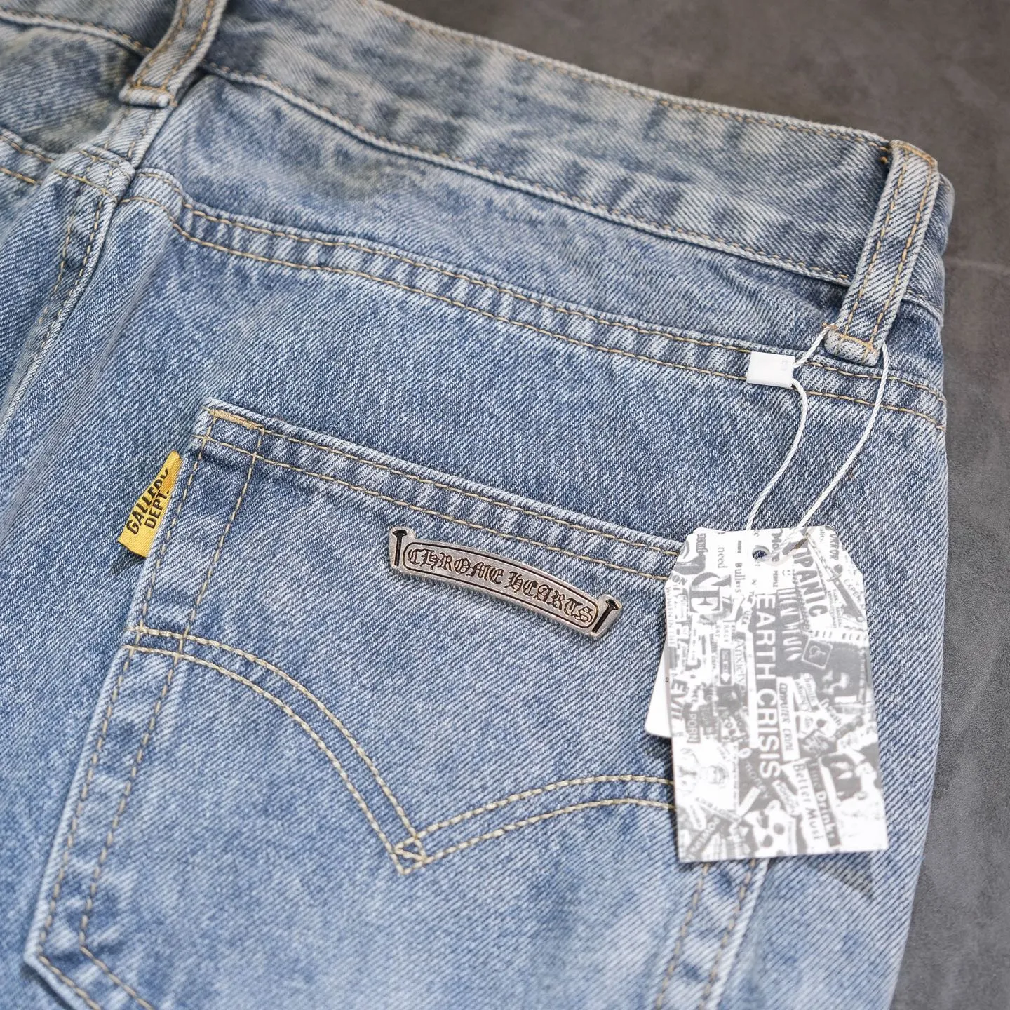 P290 Chrome Hearts Gallery co-branded limited-edition cross-flared flared jeans are a hot item this season and are sought after by countless celebrities and fashionistas. The neat details of the cutting process add color to the playful fashion! The neat and meticulous design, and the well-fitting structure is unique. The upper body not only has outstanding recognition, but also looks younger and younger. A style with the ultimate wearing meaning and performance, gorgeous color matching, and the craftsmanship of this style is also extremely extraordinary. After the finished product is washed, it is disassembled and hand-made with sheepskin cross leather and then spliced ​​together to complete. The whole piece has too many craftsmanship to describe. It is decorated with patchwork cross flowers and high-waisted washed jeans! ! Absolutely high-end luxury product, a god-level single product, a super popular product, made with top heavy industry, a magic weapon that cannot be missed to hit the streets. Size: 28 30 32 34 36 Color: blue